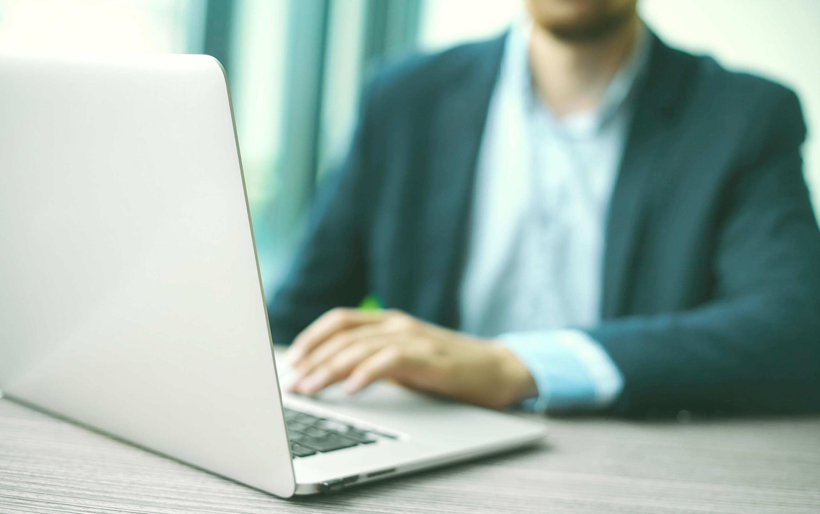 Espace d'apprentissage moderne avec ressources financières et outils pédagogiques