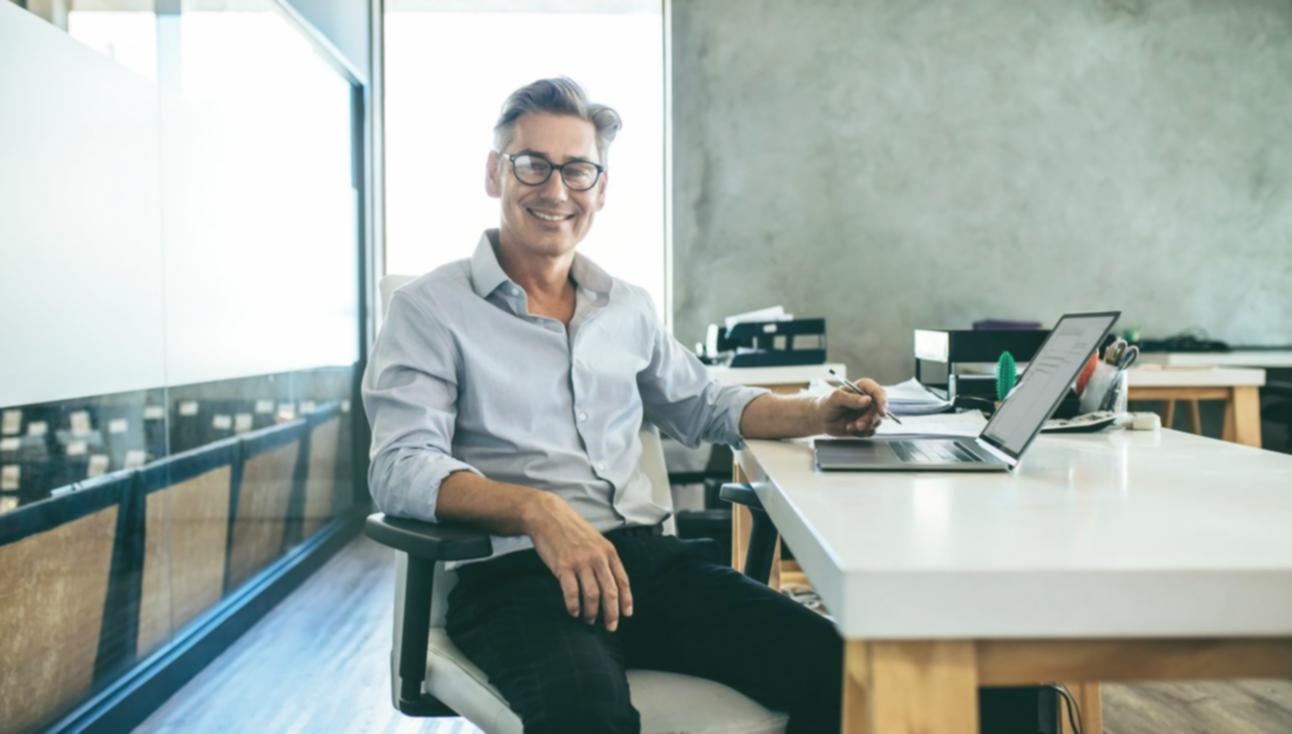 Espace de travail organisé avec documents financiers et outils numériques pour l'éducation financière