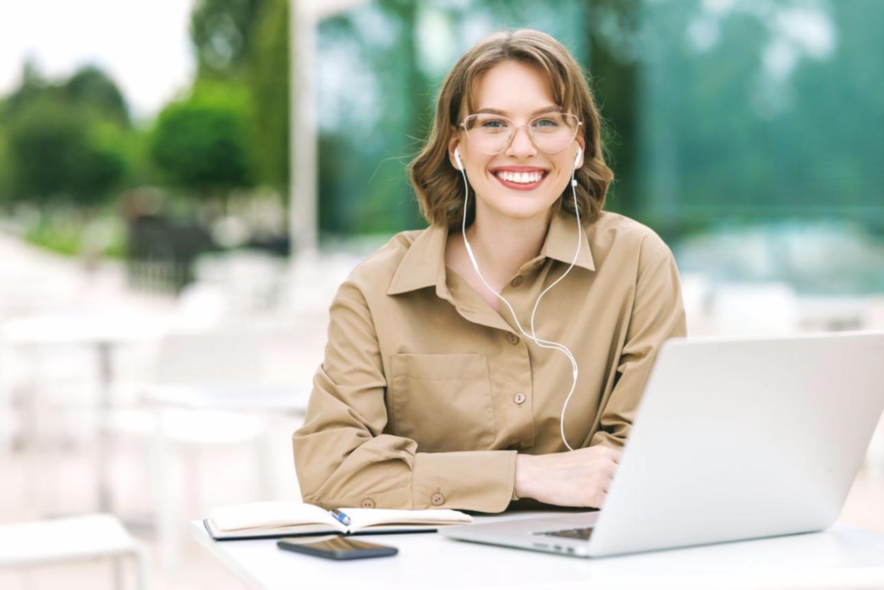 Participant concentré suivant une session de formation financière sur ordinateur portable