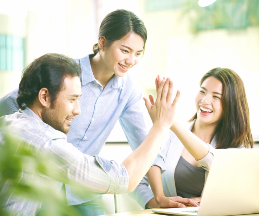 Espace de travail avec cahiers et calculatrice pour la planification financière